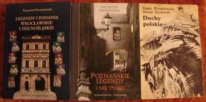 Три томика по легендам и преданиям. Тот, что справа, -- выловлен на блошином рынке за пять злотых. Он чуть менее академичен, чем два других, отчасти заточен под туризм, -- но...