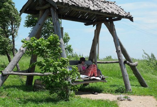  в такой беседке приятно посидеть и даже прилечь