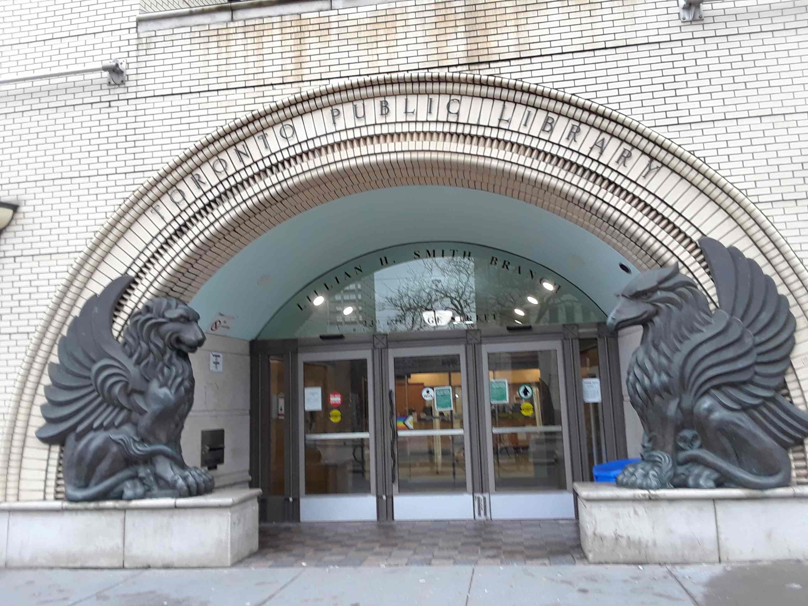 Вход в библиотеку Lillian Smith Branch — Toronto Public Library